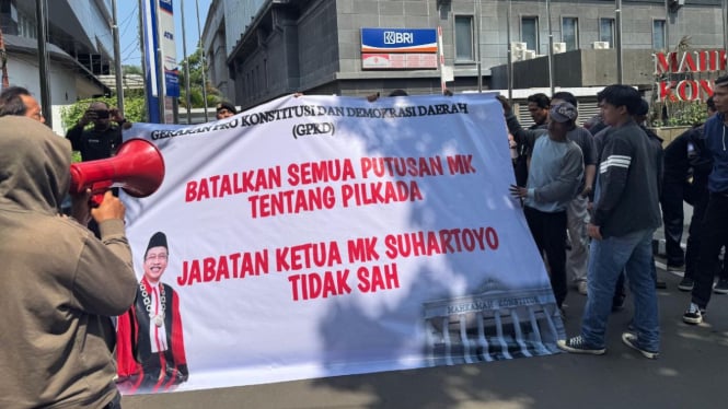 Aksi unjuk rasa di depan MK