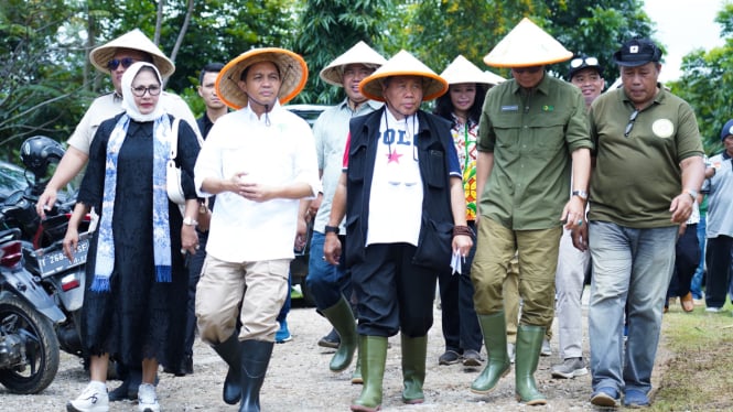 Kunjungan kerja Menhut Raja Juli Antoni ke Karawang