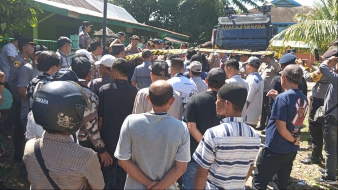Massa demo di Kantor Bawaslu Bengkulu Selatan