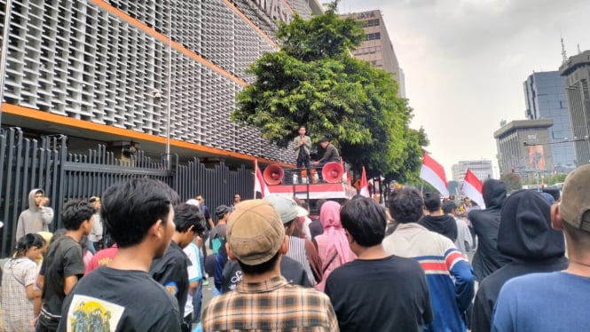 Massa gelar aksi protes di depan Bawaslu RI