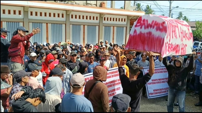 Massa Bakar Keranda Mayat di Bawaslu Bengkulu Selatan