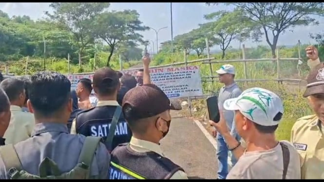 Pemblokiran jalan di kawasan Deltamas
