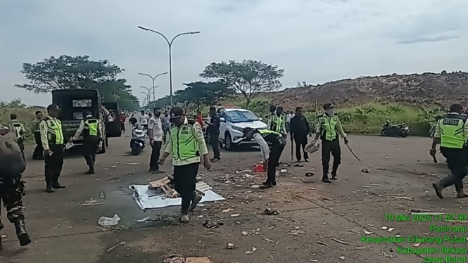 Pembongkaran pemalangan jalan di kawasan Deltamas