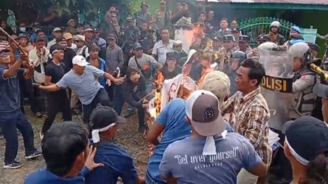 Demo Rusuh di Kantor Bawaslu Bengkulu Selatan