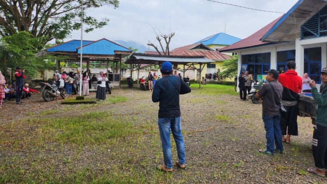 Warga Desa Tamainusi Geruduk Kantor Camat Soyo