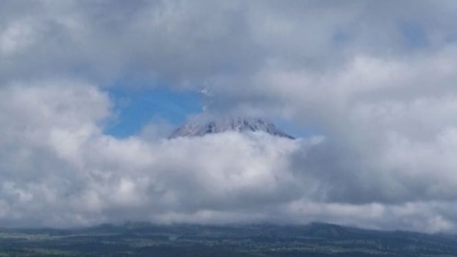 Semeru erupsi.