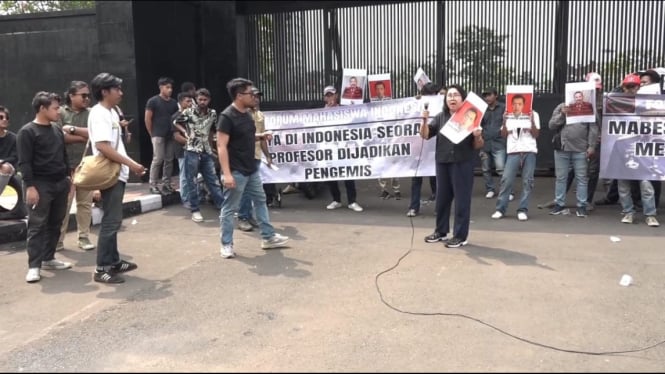 Mahasiswa Gelar Aksi di Gedung DPR RI!