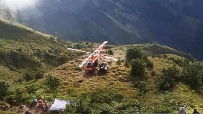 Tim SAR saat evakuasi pendaki di Gunung Rinjani.