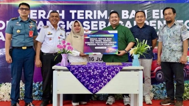Serah terima ban eks mobil tangki sebagai pencegahan abrasi pesisir.