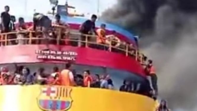 KM Barcelona terbakar.
