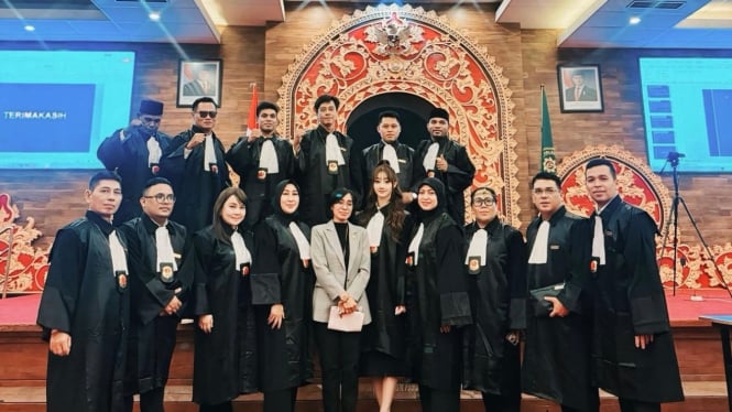 Natasha Olivia Aliza dan sejumlah advokat usai mengucap sumpah