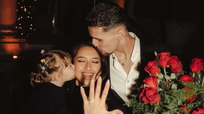 Jennifer Coppen dilamar Justin Hubner