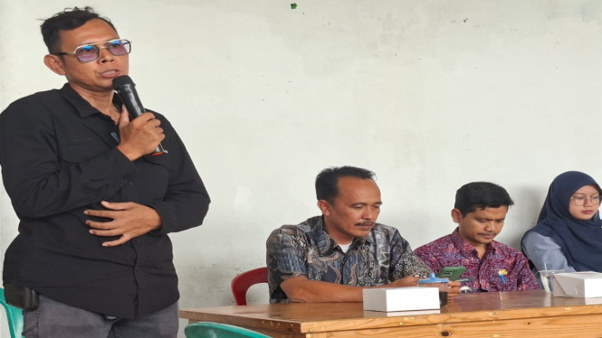 Sekretaris Desa Puser, Suwarna, (berdiri) saat menyampaikan kata sambutan dalam acara penutupan KKM Untirta Kelompok 74
