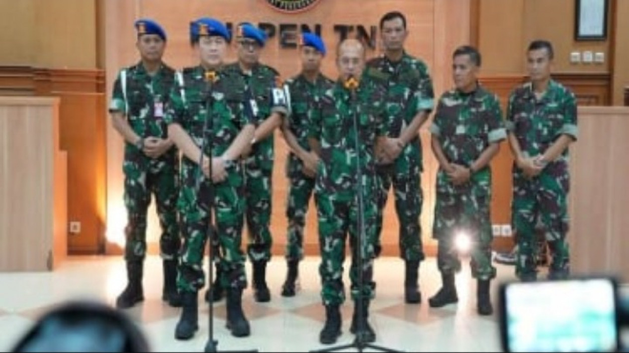 Foto TNI Copot Banner Ganjar Di Lahan Makodim, Ini 5 Fakta Yang Harus ...