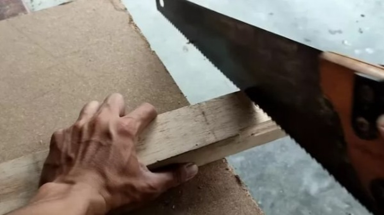 Cara Mengatasi Gergaji Macet Saat Memotong Kayu dengan Garpu