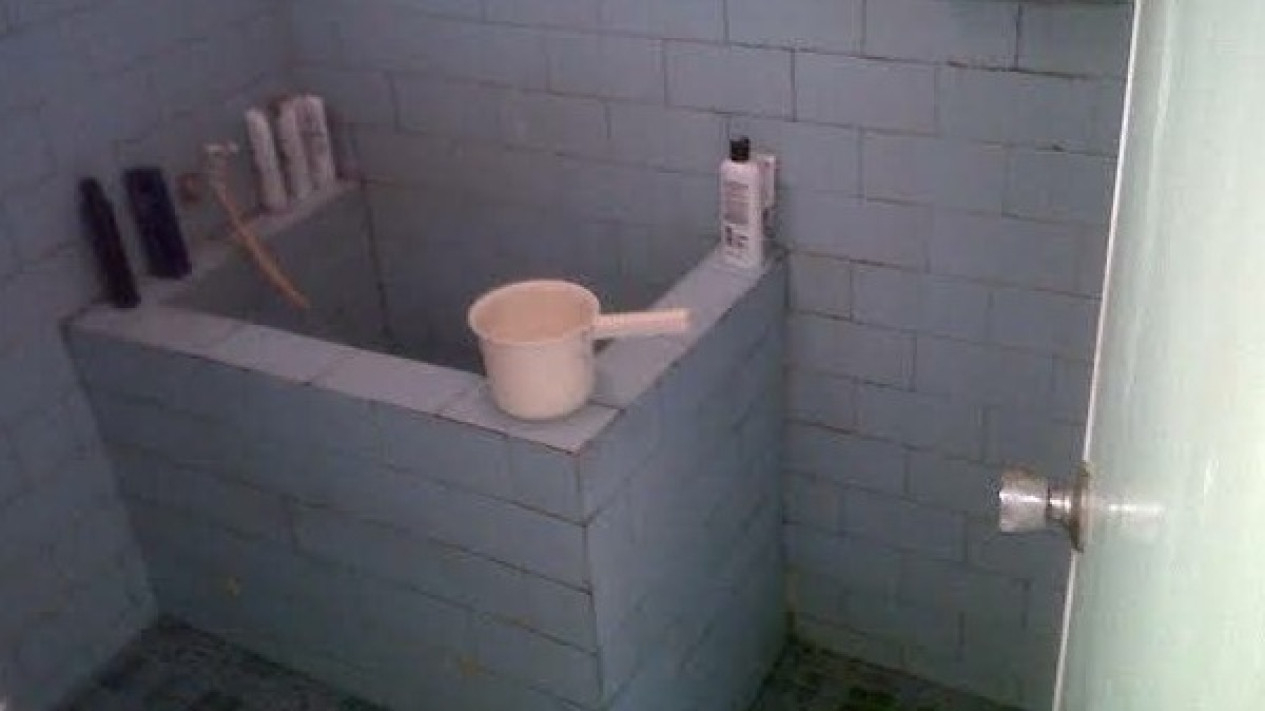 Bak mandi menguning