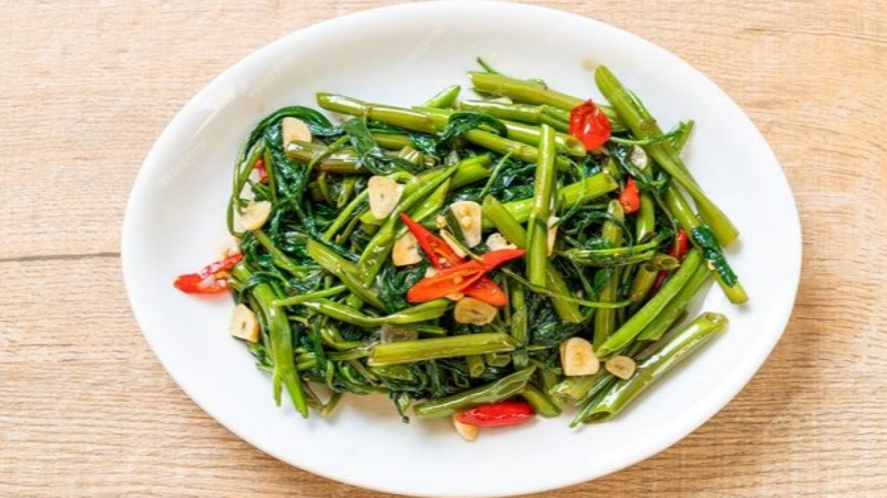 Trik Tumis Kangkung Tetap Hijau