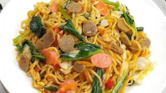 mi goreng sosis bakso mi goreng sosis bakso