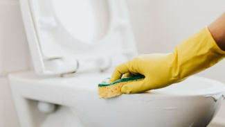 dudukan toilet bersih tanpa noda kuning