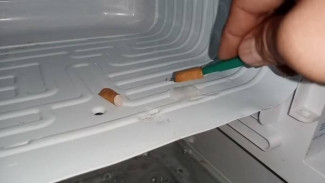 Kulkas Bocor Karena Tertusuk Pisau? Begini Cara Memperbaikinya Sendiri Tanpa Bongkar Evaporator!