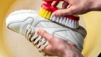 Sepatu Putih
