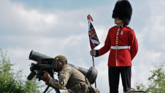 Fakta Unik Pasukan Militer Inggris dengan Topi Kepala yang Tinggi dan Ikonik