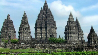 Dari Legenda Jin Pembangun Candi Sampai Penjarahan Belanda, Ini Kisah Nyata Prambanan!