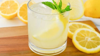 Kebiasaan Sederhana Minum Air Lemon Pagi Hari Bisa Cegah Batu Ginjal, Begini Caranya