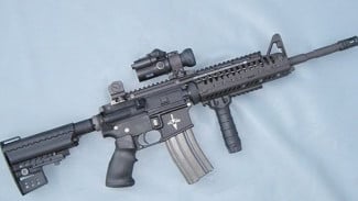 Senapan Serbu Modern Makin Canggih dengan Aksesori Laser, Granat Launcher hingga Teleskop Bidik
