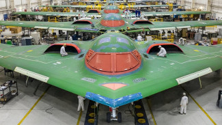 Pembom Siluman B-2 Spirit Northrop Grumman Bentuk Sayap Terbang, Rentang 172 Kaki Lebar Lapangan Sepak Bola!
