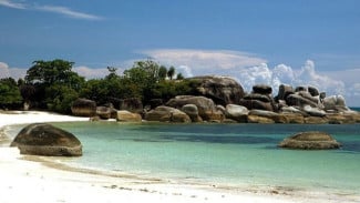 5 Destinasi Pulau Tropis Pasir Putih di Indonesia, Cantiknya Kebangetan!