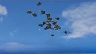TNI AU Kerahkan Hercules, A400M Atlas, dan CN-295 Kirim Bantuan Banjir Sumatera, Airdrop 20 Bundel Logistik di Aceh!