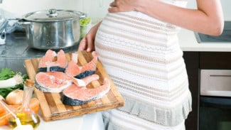 Sering Diremehkan! Ini Deretan Pantangan Makanan Berisiko untuk Ibu Hamil Muda yang Perlu Diperhatikan