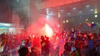 Persib Juara Lagi! Lautan Biru Bobotoh Penuhi Jalanan Bandung