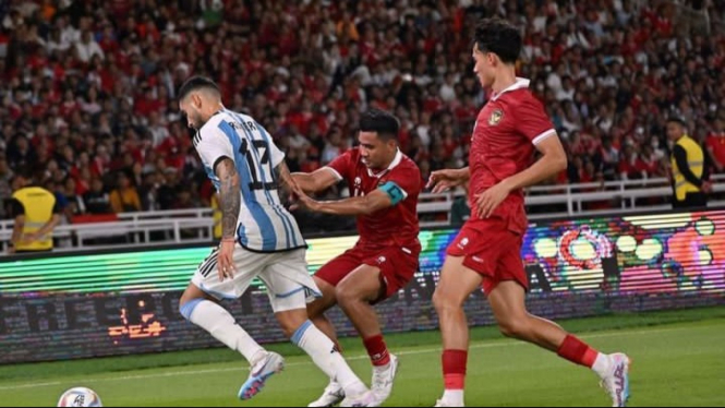 Pemain Argentina Cristian Romero berebut bola dengan Timnas Indonesia