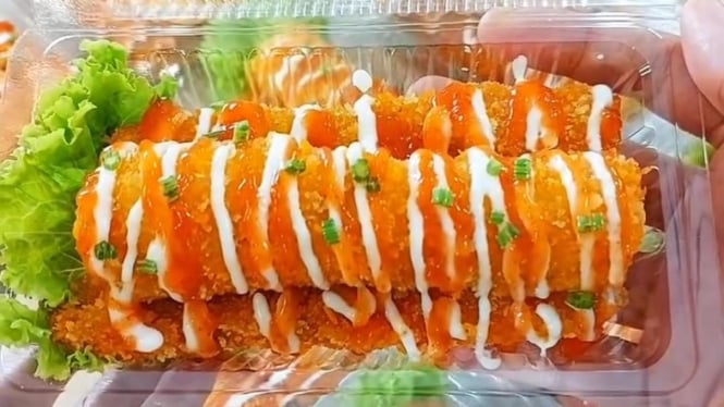 Lumpia sosis pedas