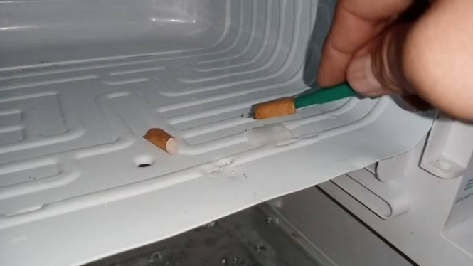 Memperbaiki Kulkas Tertusuk Pisau