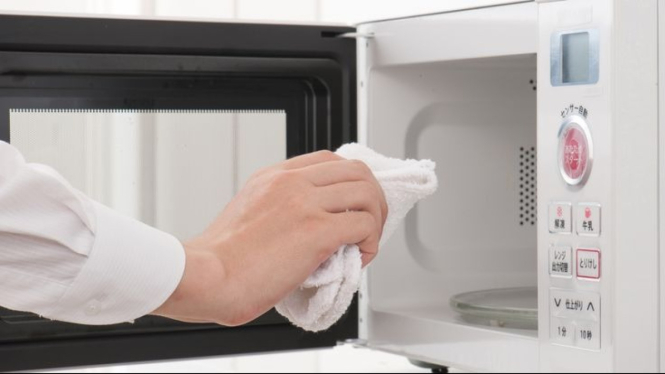 Membersihkan microwave