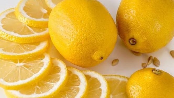 Mengatasi Bau Kulkas Tidak Sedap dengan Lemon