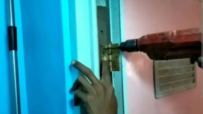 Memperbaiki Engsel Pintu Kamar Mandi
