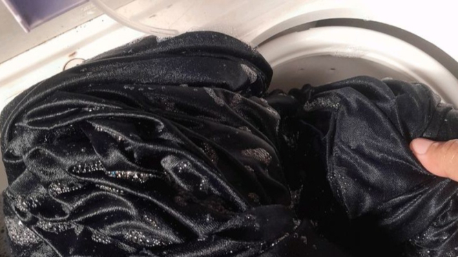 Mencuci Baju Hitam