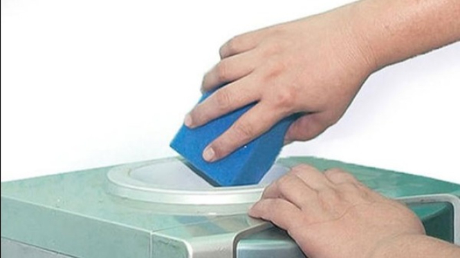 Membersihkan dispenser