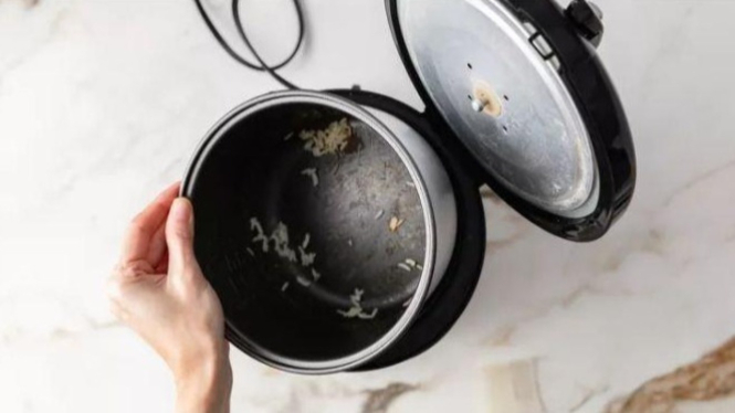 Membersihkan rice cooker