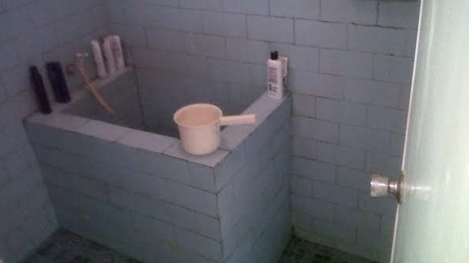 Bak mandi menguning