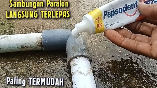 Melepas sambungan paralon