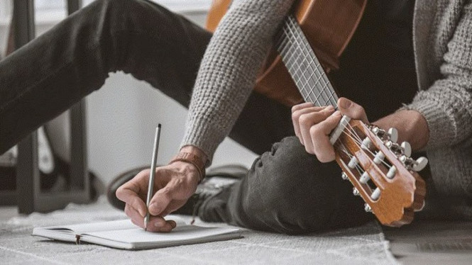 Ilustrasi menulis lagu