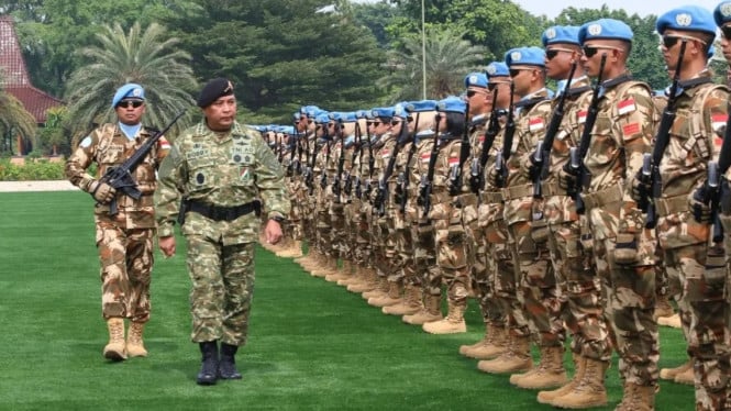 Panglima TNI Letjen TNI Bobby Rinal Makmun mengenakan seragam baru.