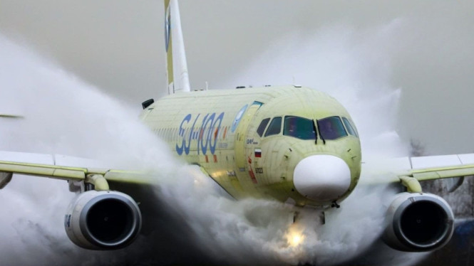Pesawat Superjet dengan Mesin PD-8