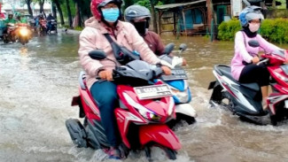 Jangan Sampai Mesin Rusak! Begini Tips Pakai Motor Matic Saat Hujan dan Banjir