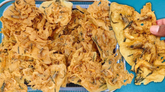 Rempeyek Udang Awet Seminggu Tetap Kriuk, Dijual Rp5000 Isi 4 Langsung Ludes
